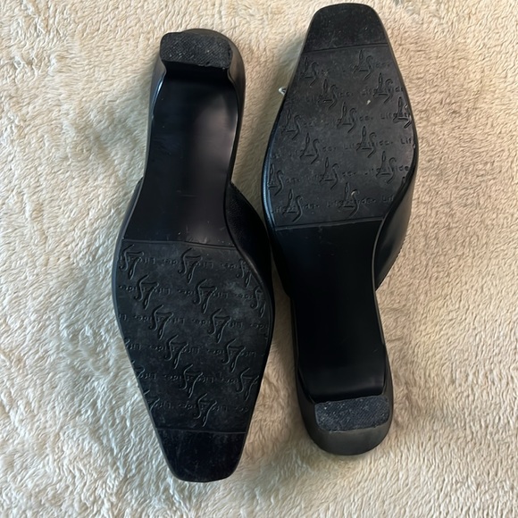 LifeStride black & white vintage flower pointy low heel pumps, flower/tassel - Picture 2 of 7